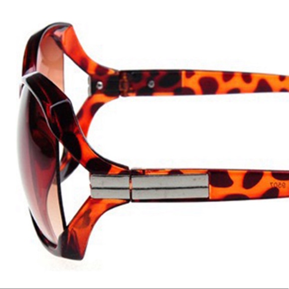 Big Frame Leopard Print Sunglasses - Picture 4 of 4